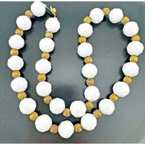Vintage Faceted Milk Glass Gold Tone Necklace White Beads Snap Closure Teng Yue